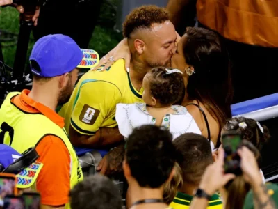Brazil's Neymar weeps after Cup debut, embraced by family