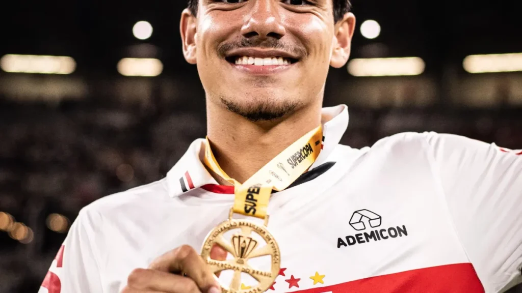 Brazil defender Moreira leaves Sao Paulo for Al Nasr