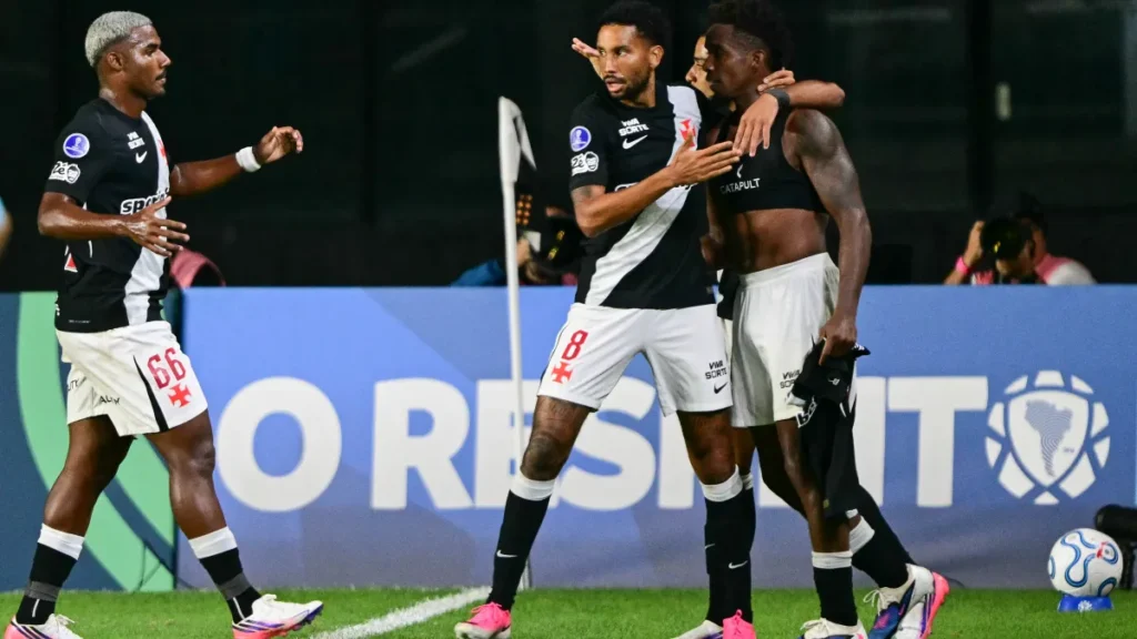 Brazil's Vasco beats Medellín with late goal to advance