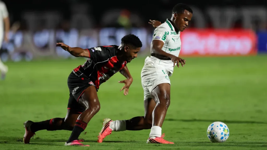 Brazil's Arias praises Palmeiras rout, avoids Vitória controversy
