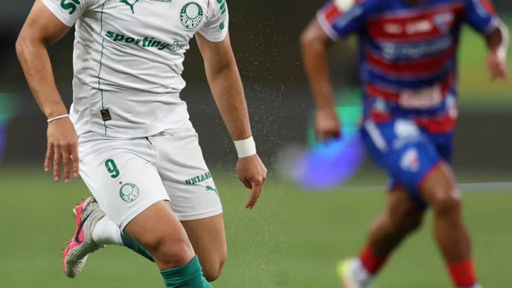 Brazil Coach Abel Demands More as Vitor Roque Fights for Palmeiras Return